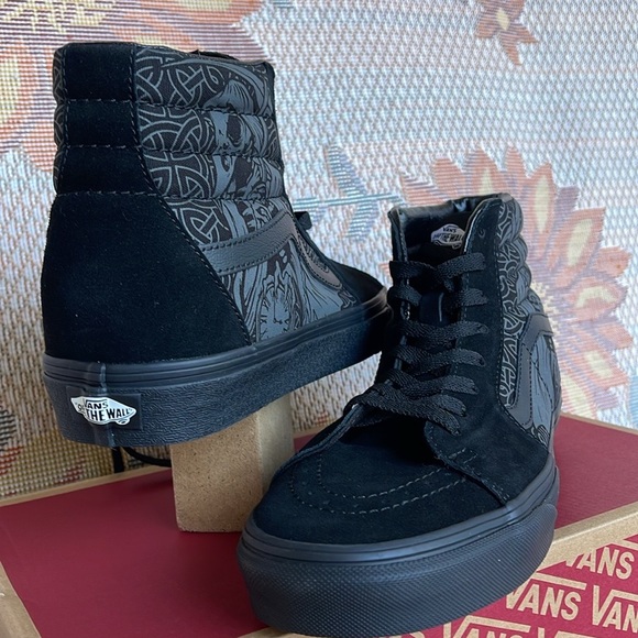 Vans Men’s Sk8-Hi
Raven Skull Black/Black
VN000TS9BKA
Sneakers - Picture 8 of 16